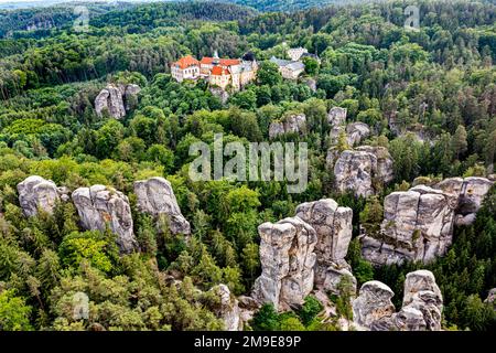 Aereo della città di roccia Hruba Skala con il castello sullo sfondo, paradiso boemo, Repubblica Ceca Foto Stock