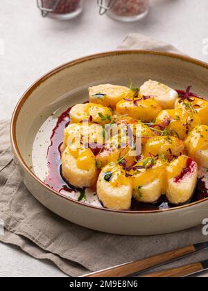 Gnocchi pigri con vaniglia e salsa di ciliegia Foto Stock