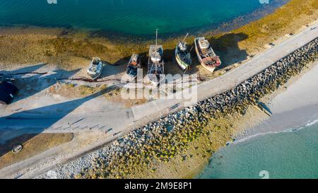 Naufragi nel porto di Camaret sur Mer nella penisola di Crozon, Bretagna, Francia Foto Stock