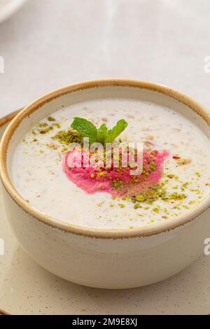 Porridge di cereali misto con sorbetto al mirtillo Foto Stock