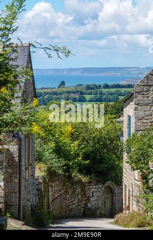 Vista da Locronan, sulla baia di Douarnenez, dipartimento di Finistere Penn-ar-Bed, regione di Bretagna Breizh, Francia Foto Stock