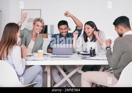 Alzarsi l'un l'altro alto dando il nostro meglio. un team di persone in viaggio d'affari che allietano l'ufficio. Foto Stock