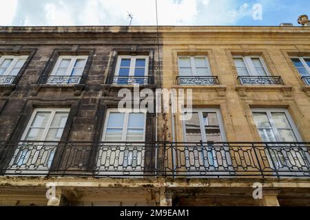 Facciata esterna ristrutturazione del vecchio edificio prima e dopo la differenza tra lavaggio pulito e sporco casa Foto Stock