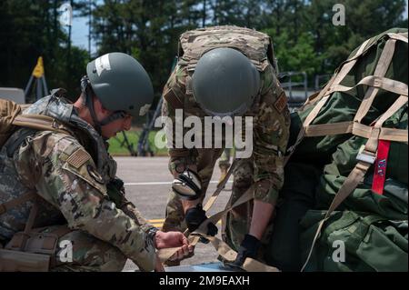 Gli aerei assegnati alla 19th Airlift Wing pallettizzano il carico durante la ROCKI 22-03 alla base dell'aeronautica militare di Little Rock, Arkansas, 18 maggio 2022. Progettati per convalidare le capacità di prontezza a spettro completo dell'ala di sollevamento, gli esercizi ROCKI sono in genere suddivisi in fasi distinte, ciascuna intenzionalmente destinata a valutare l'ala in varie funzioni di combattimento. Foto Stock