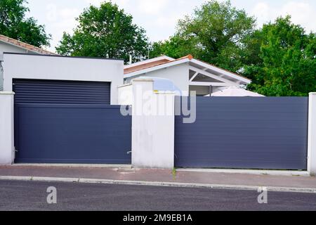 Alto in alluminio, due moderni cancelli in stile grigio casa portale grigio di casa porta casa sobborgo casa Foto Stock