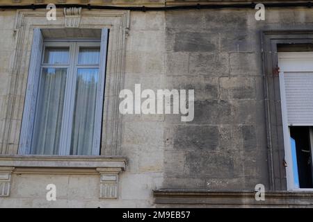 lift faccia pulita lavaggio pulizia parete casa facciata edificio e uno sporco prima e dopo il lavaggio ristrutturazione lifting Foto Stock