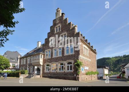 Storico ed ex scuola elementare con timpano a passo a Puenderich sulla Mosella, bassa Mosella, Renania-Palatinato, Germania Foto Stock
