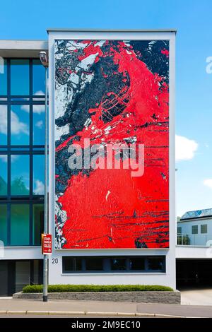 Arte nello spazio pubblico di Ulrich Lukaszewitz, artista, pittura, arte astratta, ritratto sull'edificio, architettura moderna, edificio di appartamenti, facciata Foto Stock