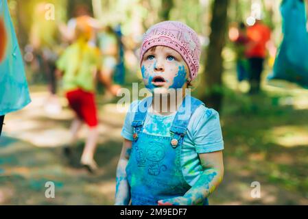 VICHUGA, RUSSIA - 17 GIUGNO 2018: Festival dei colori Holi bambini in vacanza Foto Stock