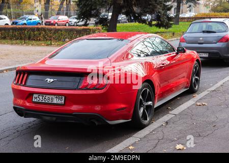 St-Petersburg, Russia - 7 ottobre 2021: Vista posteriore della sesta generazione Ford Mustang GT, rosso coupé auto sportiva stand parcheggiati in strada Foto Stock