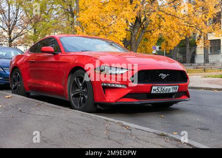 St-Petersburg, Russia - 7 ottobre 2021: Sesta generazione Ford Mustang GT, vettura coupé sportiva rossa parcheggiata in strada Foto Stock