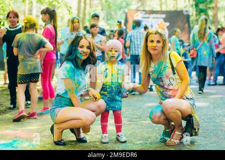 VICHUGA, RUSSIA - 17 GIUGNO 2018: Festival dei colori Holi. Ragazze giovani felici in vernice Foto Stock