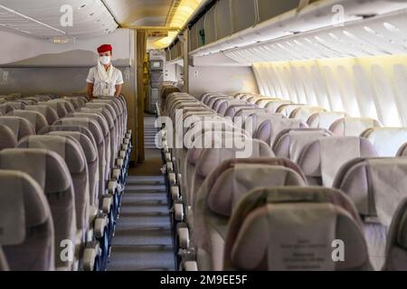 Assistente di volo Emirates, Boeing 777-300, Dubai, Emirati Arabi Uniti Foto Stock