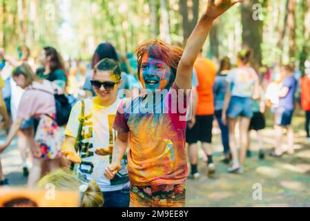 VICHUGA, RUSSIA - 17 GIUGNO 2018: Festival dei colori Holi. Ragazze felici in vacanza Foto Stock