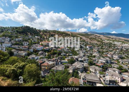 Vista sulla città di Gjirokaster in Albania, una città situata sulle montagne Foto Stock