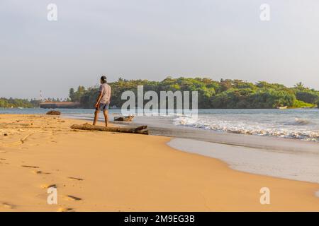 Sri Lanka bellissima spiaggia con la gente Foto Stock