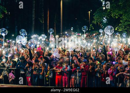 VICHUGA, RUSSIA - 17 GIUGNO 2018: Una folla di persone all'evento serale con palle incandescenti Foto Stock