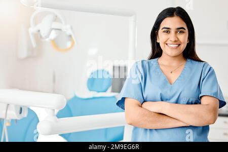 Rendere il mondo più luminoso un sorriso alla volta. una giovane infermiera che lavora in un ufficio dentistico. Foto Stock