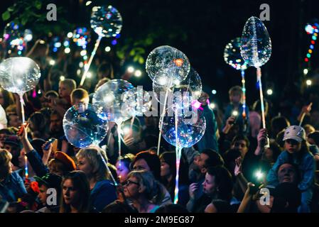 VICHUGA, RUSSIA - 17 GIUGNO 2018: Una folla di persone all'evento serale con palle incandescenti Foto Stock