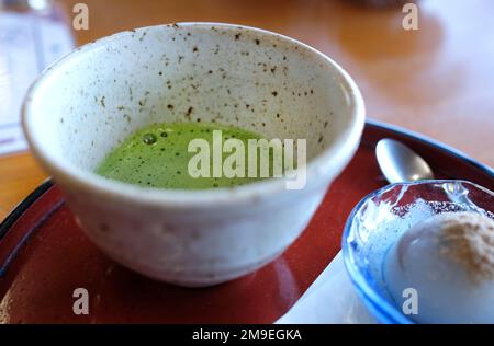 Primo piano di una tazza di tè Matcha in un ristorante giapponese Foto Stock