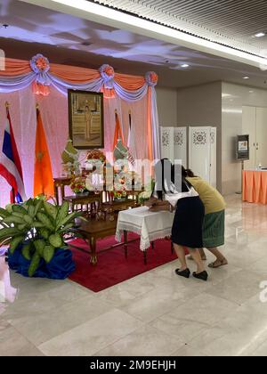 Bangkok, Thailandia. 18th Jan, 2023. Due donne depongono fiori di fronte all'altare della principessa Bajrakitiyabha al King Chulalongkorn Memorial Hospital di Bangkok. Accanto al suo ritratto c'è la sua bandiera reale arancione. Il 44-year-old era crollato improvvisamente a metà dicembre ed è stato inconscio da allora. (A dpa: 'Fiori d'arancio e preghiere: La Thailandia teme per la sua principessa') Credit: Carola Frentzen/dpa/Alamy Live News Foto Stock