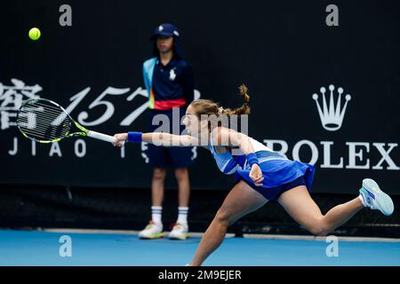 Melbourne, Australia. 18th Jan, 2023. Tennis: Grand Slam - Australian Open, singoli, 1st° turno, donne, Bronzetti (Italia) - Siegemund (Germania). Lucia Bronzetti è in azione. Credit: Frank Molter/dpa/Alamy Live News Foto Stock