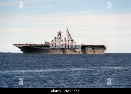 Vista del porto a prua della classe Wasp, nave da assalto anfibio, USS WASP (LHD 1) in rotta per Norfolk, Virginia. La nave torna in porto dopo essere stata messa in mare per evitare gli effetti dell'uragano Floyd lungo la costa orientale. Base: Naval Air Station, Norfolk Stato: Virginia (VA) Paese: Stati Uniti d'America (USA) Foto Stock