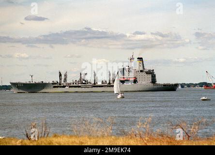 Vista laterale del porto della classe Henry J. Kaiser, comando militare di Sealift (MSC), Oiler, USNS LARAMIE (T-AO 203) entrando nel porto dopo il ritorno dal mare dopo il passaggio dell'uragano Floyd lungo la costa orientale. In primo piano, una piccola barca a vela di proprietà privata e un piccolo motoscafo è visto. Base: Naval Air Station, Norfolk Stato: Virginia (VA) Paese: Stati Uniti d'America (USA) Foto Stock