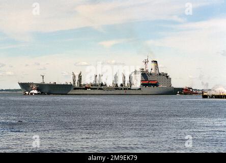 Vista laterale del porto della classe Henry J. Kaiser, comando militare di Sealift (MSC), Oiler, PATUXENT USNS (T-AO 201), passando per la fine del molo n. 12. I rimorchiatori commerciali assistono la nave nell'attracco. L'oliatore era in mare mentre l'uragano Floyd passava sulla costa orientale. Base: Naval Air Station, Norfolk Stato: Virginia (VA) Paese: Stati Uniti d'America (USA) Foto Stock