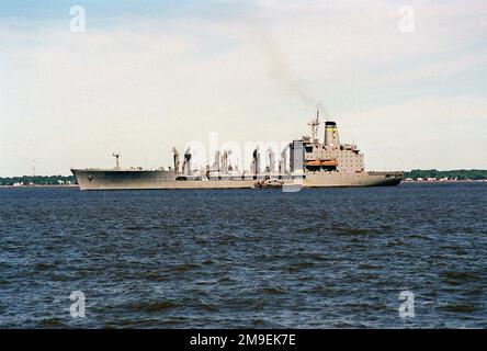 Vista laterale del porto della classe Henry J. Kaiser, Oiler, comando militare di Sealift (MSC), USNS KANAWHA (T-AO 196) di ritorno al porto di casa dopo il passaggio dell'uragano Floyd lungo la costa orientale. Base: Naval Air Station, Norfolk Stato: Virginia (VA) Paese: Stati Uniti d'America (USA) Foto Stock