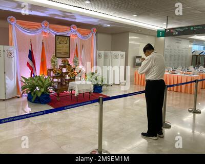 Bangkok, Thailandia. 18th Jan, 2023. Un uomo prega davanti all'altare della principessa Bajrakitiyabha presso il King Chulalongkorn Memorial Hospital di Bangkok. Accanto al suo ritratto c'è la sua bandiera reale arancione. Il 44-year-old era crollato improvvisamente a metà dicembre 2022 ed è stato inconscio da allora. (A dpa: 'Fiori d'arancio e preghiere: La Thailandia teme per la sua principessa') Credit: Carola Frentzen/dpa/Alamy Live News Foto Stock