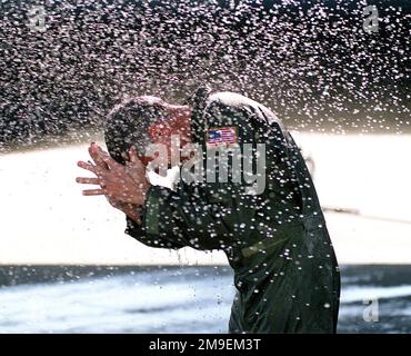 Scatto medio, vista laterale, Brigadier General Steven A. Roser, USAF, Commander, 60th Air Mobility Wing, Travis Air Force base, California, si bagna un po' mentre si 'inzicia' durante i tradizionali festeggiamenti di volo 'fini'. BG Roser si ritirerà dalle forze aeree degli Stati Uniti dopo 29 anni di servizio dedicato con una cerimonia che lo onorerà il 15 ottobre 1999. Base: Travis Air Force base Stato: California (CA) Paese: Stati Uniti d'America (USA) Foto Stock