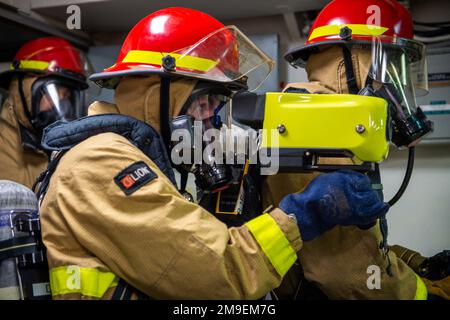 220519-N-EE352-1130 SAN DIEGO (19 maggio 2022) Damage Controlman Seaman Kadin Dambach, un nativo di Savannah, GA., gestisce una termocamera antincendio navale durante un'esercitazione antincendio a bordo della portaerei di classe Nimitz USS Carl Vinson (CVN 70), maggio 19. Vinson è attualmente pierside nel suo homeport di San Diego. Foto Stock