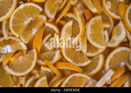 Una vista dall'alto delle arance tagliate su una pila - ottima per gli sfondi Foto Stock