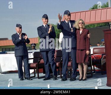 Il generale del Brigadier dell'AERONAUTICA STATUNITENSE Steven A. Roser (2nd da destra), ex comandante dell'ala della mobilità aerea del 60th, saluta con un caloroso saluto i colleghi del team Travis, gli amici e i leader civici dopo il cambio di comando e la cerimonia ufficiale di ritiro sulla brezza base dell'aeronautica militare Travis, California, in volo. Lui e sua moglie Linda, hanno fatto la carriera dell'aeronautica là per i 29 anni scorsi. Base: Travis Air Force base Stato: California (CA) Paese: Stati Uniti d'America (USA) Foto Stock