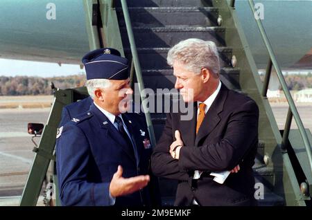 Prima della sua partenza, a bordo di Air Force 1, il presidente William Clinton discute le attuali questioni militari con il colonnello dell'aeronautica statunitense Paul Fletcher, 314 Air Wing Commander, Little Rock Air Force, Arkansas. Base: Little Rock Air Force base Stato: Arkansas (AR) Paese: Stati Uniti d'America (USA) Foto Stock