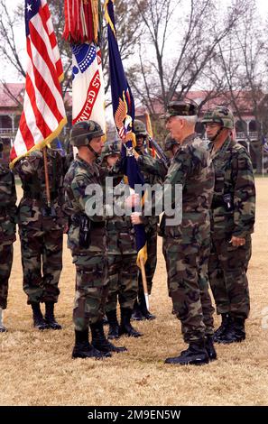 Il generale dell'esercito STATUNITENSE Thomas A. Schwartz (a destra), comandante generale uscente, il comando delle forze, guarda come la bandiera di comando viene passata da lui, dall'ammiraglio della Marina statunitense Harold W. Gehman Jr. (In BDU cap), Comandante, comando Atlantico, al generale John W. Hendrix (sinistra con braccio laterale), comandante generale entrante, comando delle forze, nelle cerimonie sul campo di Hedekin a Fort McPherson, Georgia. Base: Fort McPherson Stato: Georgia (GA) Paese: Stati Uniti d'America (USA) Foto Stock