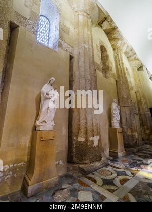 La navata sinistra della Cattedrale di Siracusa con le antiche colonne doriche del Tempio di Atena, inglobate nella cattedrale - Sicilia, Italia Foto Stock