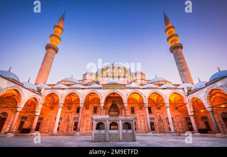 Istanbul, Turchia. Al crepuscolo panoramico Moschea Suleymaniye, architettura ottomana nella medievale Costantinopoli, la più grande della città. Foto Stock