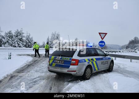 Zdarek, Repubblica Ceca. 18th Jan, 2023. Un'autostrada chiusa sulla rampa tra Turnov e Liberec, dove è caduta la neve fresca, 18 gennaio 2023, Zdarek, regione di Liberec. I lavoratori della strada consigliano una maggiore cautela. C'è uno strato di neve sulle strade principali, problemi sono segnalati sulla strada principale 35 da Liberec a Praga, dove si formano ingorghi dovuti a camion bloccati. L'avvertimento dei meteorologi è valido per la regione di Liberec fino al 15:00 di oggi. Credit: Radek Petrasek/CTK Photo/Alamy Live News Foto Stock