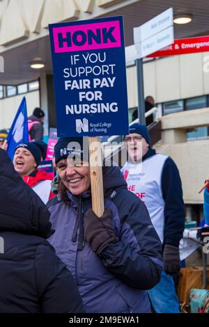 Poole, Dorset, Regno Unito. 18th gennaio 2023. Infermieri sulla linea del picket durante il giorno di sciopero al di fuori dell'ospedale di Poole in Dorset. Royal College of Nursing membri presso University Hospitals Dorset NHS Foundation Trust aderire. l'azione di sciopero per la paga giusta oggi e domani. Credit: Carolyn Jenkins/Alamy Live News Foto Stock