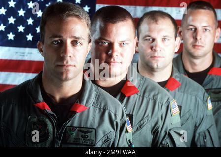 Il capitano dell'AERONAUTICA STATUNITENSE Kent Landreth (a sinistra), IL sergente dell'aeronautica statunitense Barry 'Bear' Bergschneider, il tenente dell'aeronautica STATUNITENSE 1st Thomas Lang e il SENIOR DELL'aeronautica statunitense Grady Calvin, membri di una squadra di salvataggio dell'aeronautica militare, posano davanti a una bandiera americana. Questa immagine è stata utilizzata nell'articolo di AIRMAN Magazine del febbraio 2000 'To the Rescue'. Base: Hurlburt Field Stato: Florida (FL) Nazione: Stati Uniti d'America (USA) Foto Stock