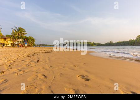 Sri Lanka bellissima spiaggia con la gente Foto Stock