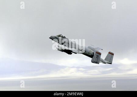 Lato sinistro posteriore, vista aerea, ripresa media come un USAF A-10 Thunderbolt Cerca le forze nemiche durante un esercizio di ricerca e salvataggio vicino alla Naval Air Station Fallon, durante l'esercitazione Desert Rescue VIII Soggetto operativo/Serie: BASE DI SALVATAGGIO NEL DESERTO: Base aerea navale, Fallon Stato: Nevada (NV) Paese: Stati Uniti d'America (USA) Foto Stock