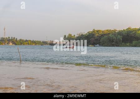 Sri Lanka bellissima spiaggia con la gente Foto Stock