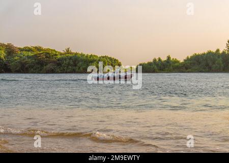 Sri Lanka bellissima spiaggia con la gente Foto Stock