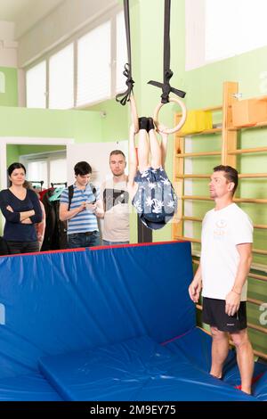 MOSCA, RUSSIA-DEC 18, 2022: Ragazzo esercizio giovane salute isolato sano sportivo attività di allenamento ginnastica atleta maschio Foto Stock