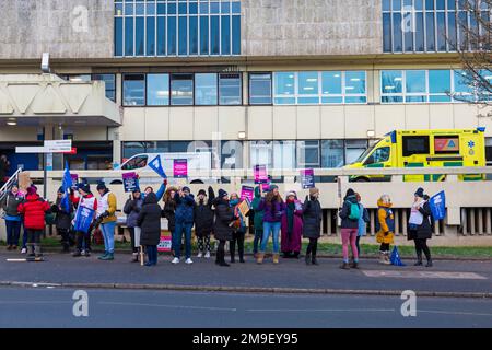 Poole, Dorset, Regno Unito. 18th gennaio 2023. Infermieri sulla linea del picket durante il giorno di sciopero al di fuori dell'ospedale di Poole in Dorset. Royal College of Nursing membri presso University Hospitals Dorset NHS Foundation Trust aderire. l'azione di sciopero per la paga giusta oggi e domani. Credit: Carolyn Jenkins/Alamy Live News Foto Stock