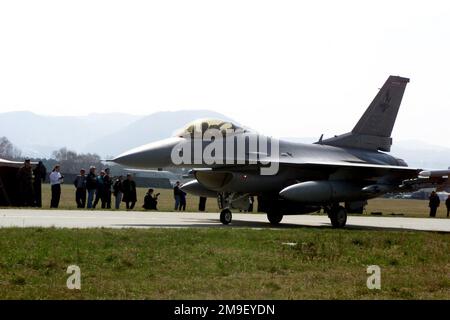 A US Air Force F-16 Falcon taxi oltre i media alla Malacky Air Force base, Slovacchia, dopo il suo arrivo dalla base aerea di Spangdahlem, Germania. 10 F-16 del 23rd Fighter Squadron e più di 200 Airmen (non mostrati) sono schierati qui per un esercizio di due settimane, chiamato Claw del Leone, che darà alle forze aeree americane e slovacche l'opportunità di condividere tattiche, tecniche e procedure. Subject Operation/Series: LION'S CLAW base: Malacky Paese: Slovacchia (SVK) Foto Stock