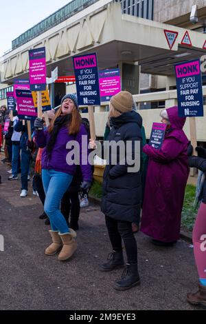 Poole, Dorset, Regno Unito. 18th gennaio 2023. Infermieri sulla linea del picket durante il giorno di sciopero al di fuori dell'ospedale di Poole in Dorset. Royal College of Nursing membri presso University Hospitals Dorset NHS Foundation Trust aderire. l'azione di sciopero per la paga giusta oggi e domani. Credit: Carolyn Jenkins/Alamy Live News Foto Stock